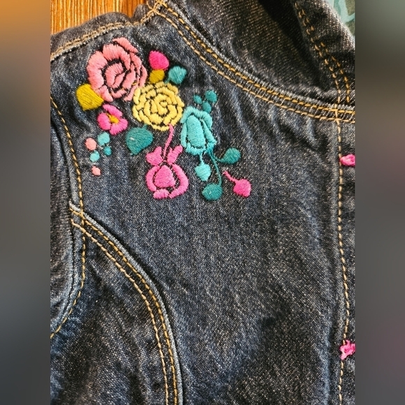 OSHKOSH GENUINE KIDS EMBROIDERED DENIM JACKET FLORAL LINED HOOD SIZE 2T - Picture 4 of 9